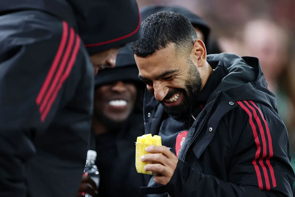 Mohamed Szalah a társakkal nagyon nevetett, miközben a fiatalok szenvedtek a pályán