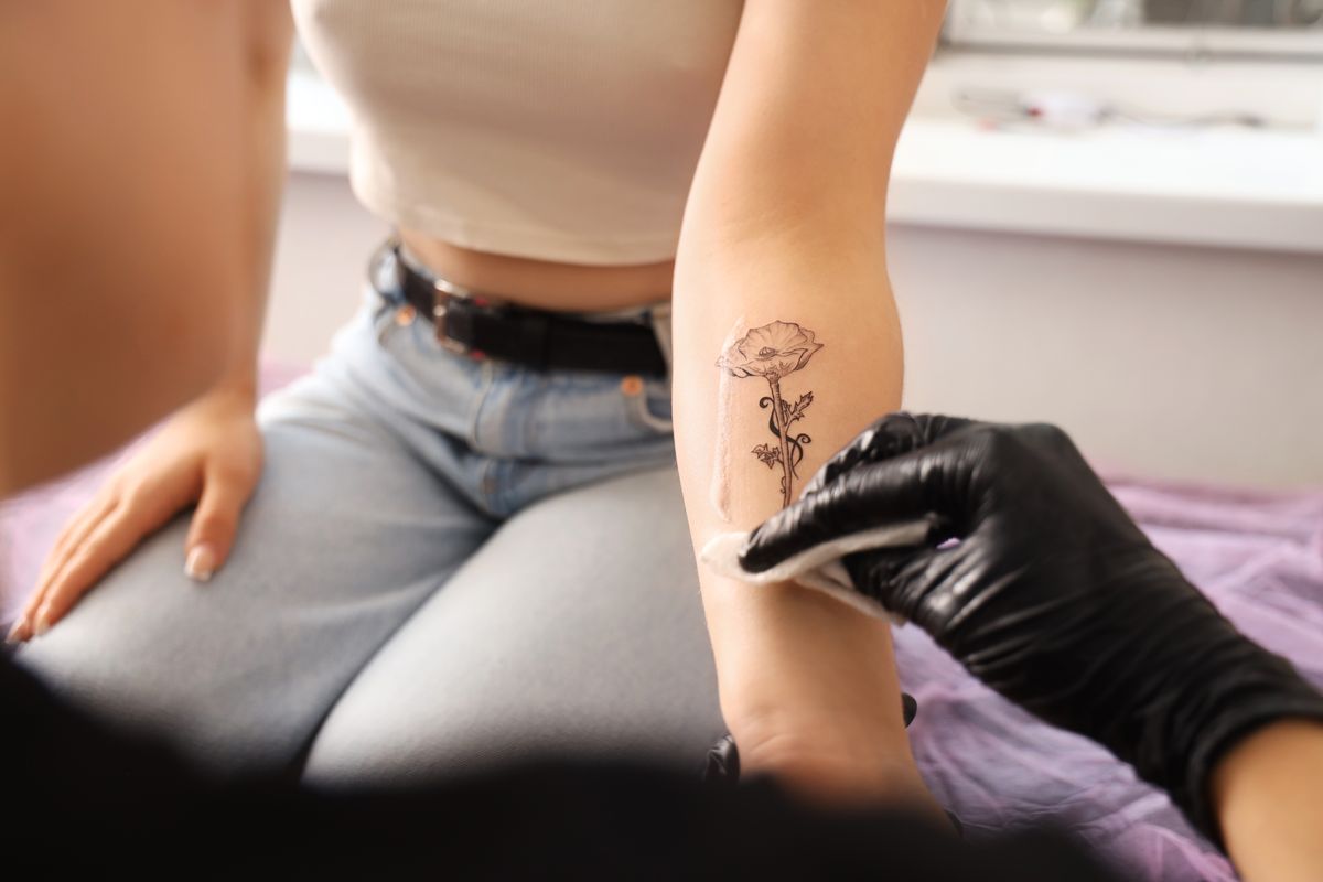 Szexi tetoválások Artist,Disinfecting,Tattoo,On,Woman's,Arm,In,Salon,,Closeup