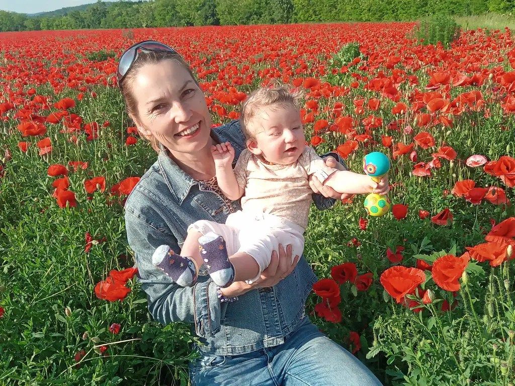 A sérült kislány már egyre ügyesebb, nemrég beszélni és lépkedni is elkezdett