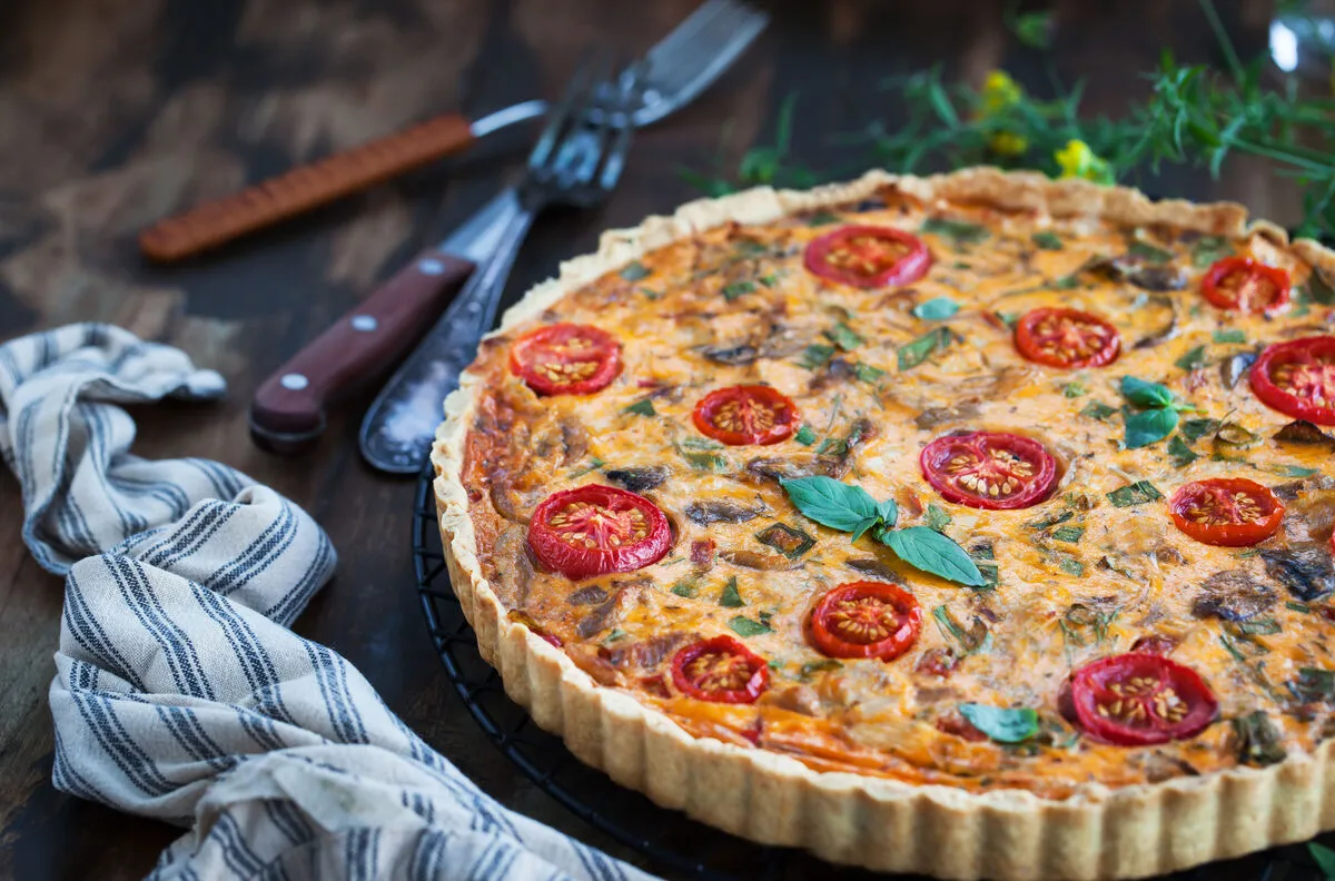 Franciák egyik legfinomabb étele Delicious,Homemade,Quiche,Lorraine,With,Chicken,,Tomato,,Mushrooms,And,Cheese