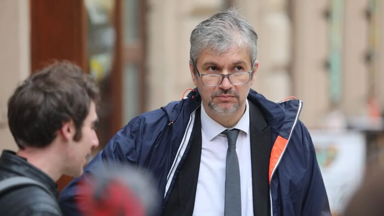 Hadházy Ákos látványosan megbukott, abbahagyja a tüntetéseket