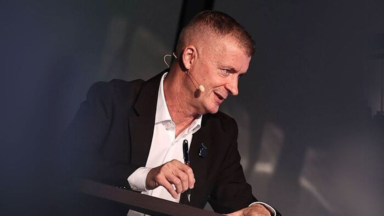 Kubatov Gábor nem beszél mellé, így engedte el a focicsapatot