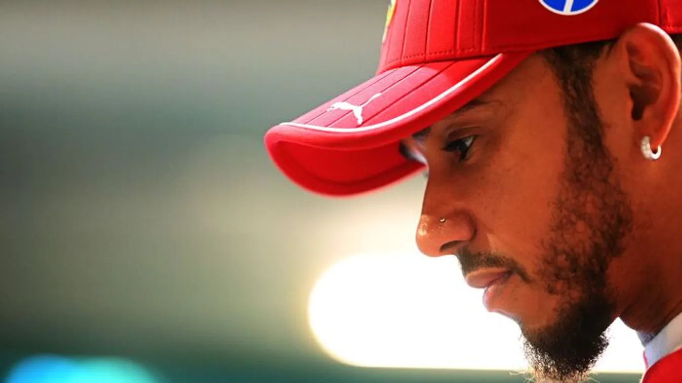 Dráma az F1-ben, meg kellett menteni Lewis Hamilton életét