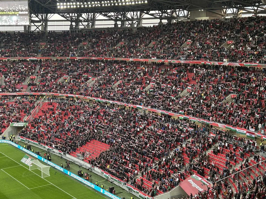 Üres székekkel üzentek a válogatott meccs előtt az MLSZ-nek