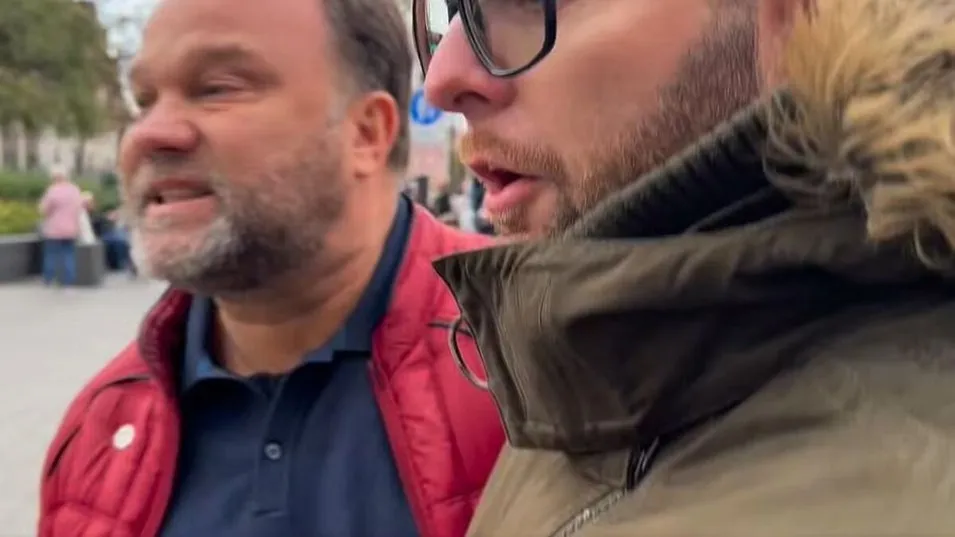 Feljelentették Aranyosi Pétert, aki Puzsér Róberték vasárnapi tüntetésén esett neki agresszívan az őt kérdező riporternek.