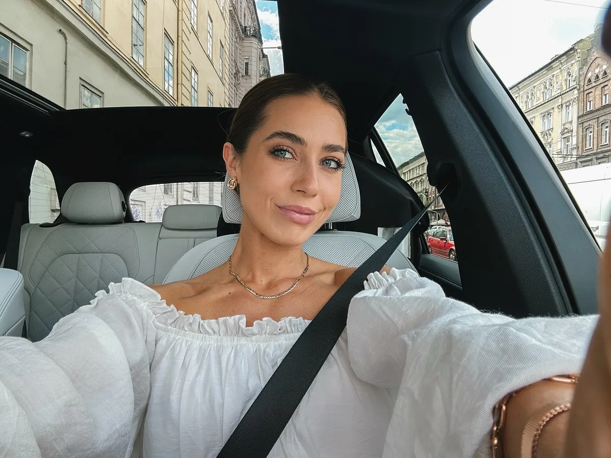 Rubint Rella az autóban