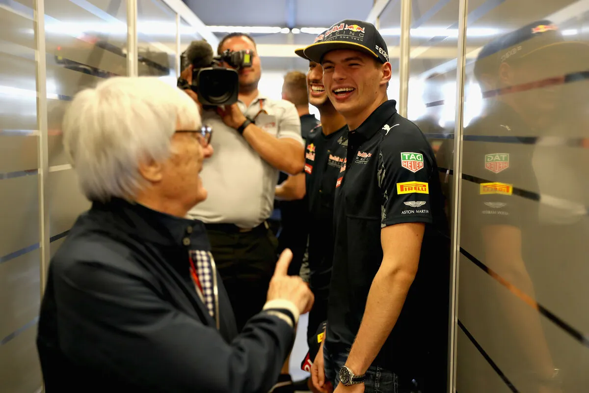 Bernie Ecclestone (balra) amondó, Max Verstappen ki tudja használni az előtte vezető McLarenek csapaton belüli harcát