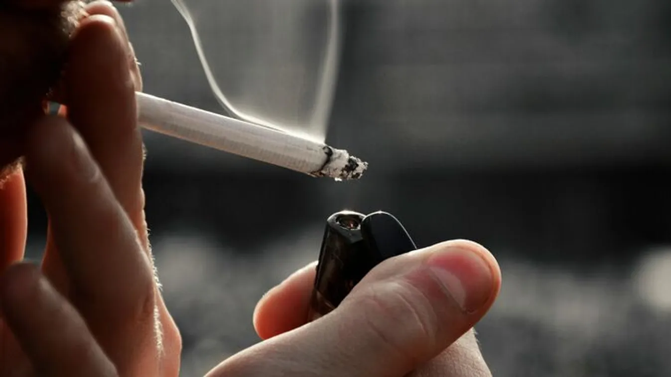 Szigorítás: Két tűz közé kerültek a dohányosok