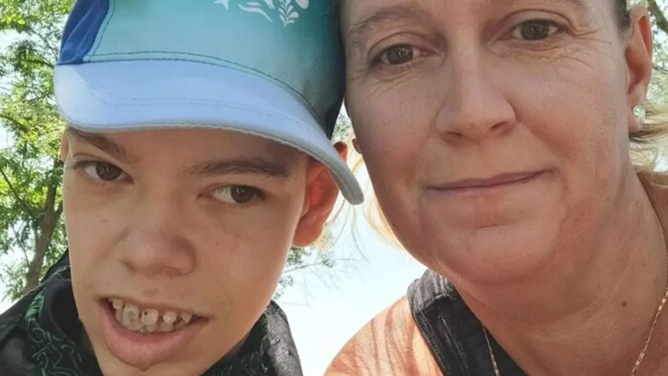 A lebénult Ricsi autóra gyűjt, különleges díszeket készít