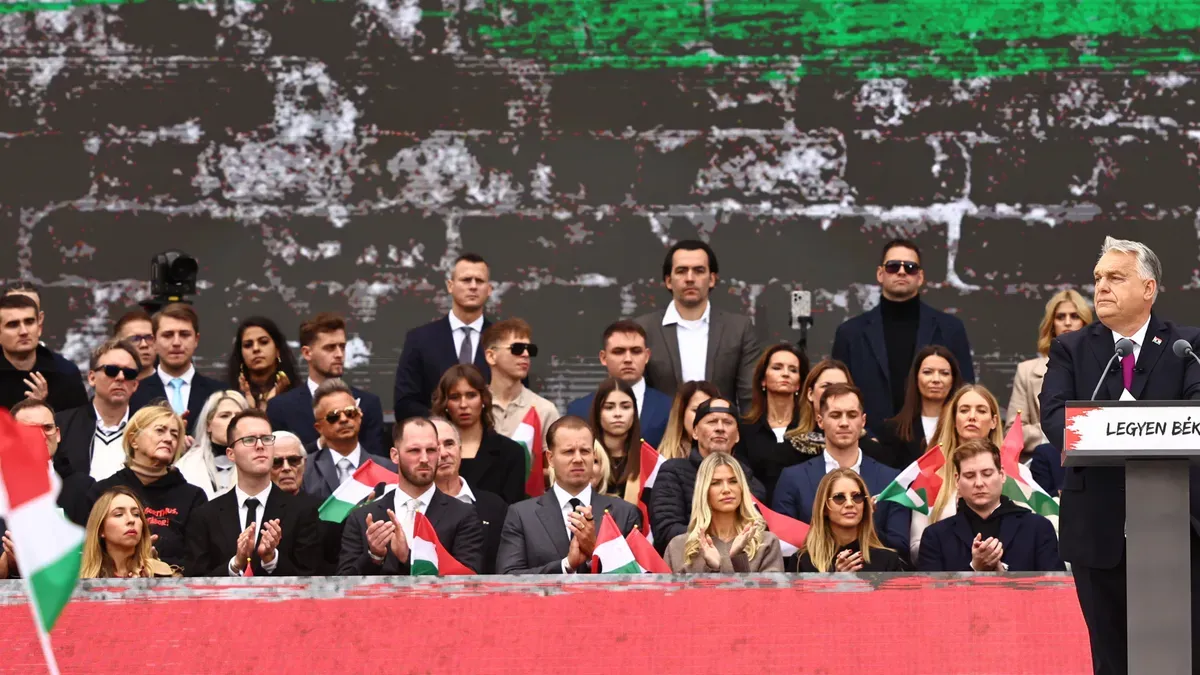 Vasvári Vivien és férje, Zsigmond a színpadon hallgatták végig Orbán Viktor ünnepi beszédét - Fotó: Mediaworks