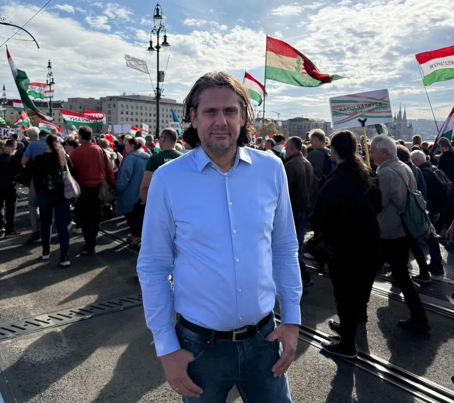 Deutsch Tamás a Békemeneten. A Békemenet jelszava a béke.