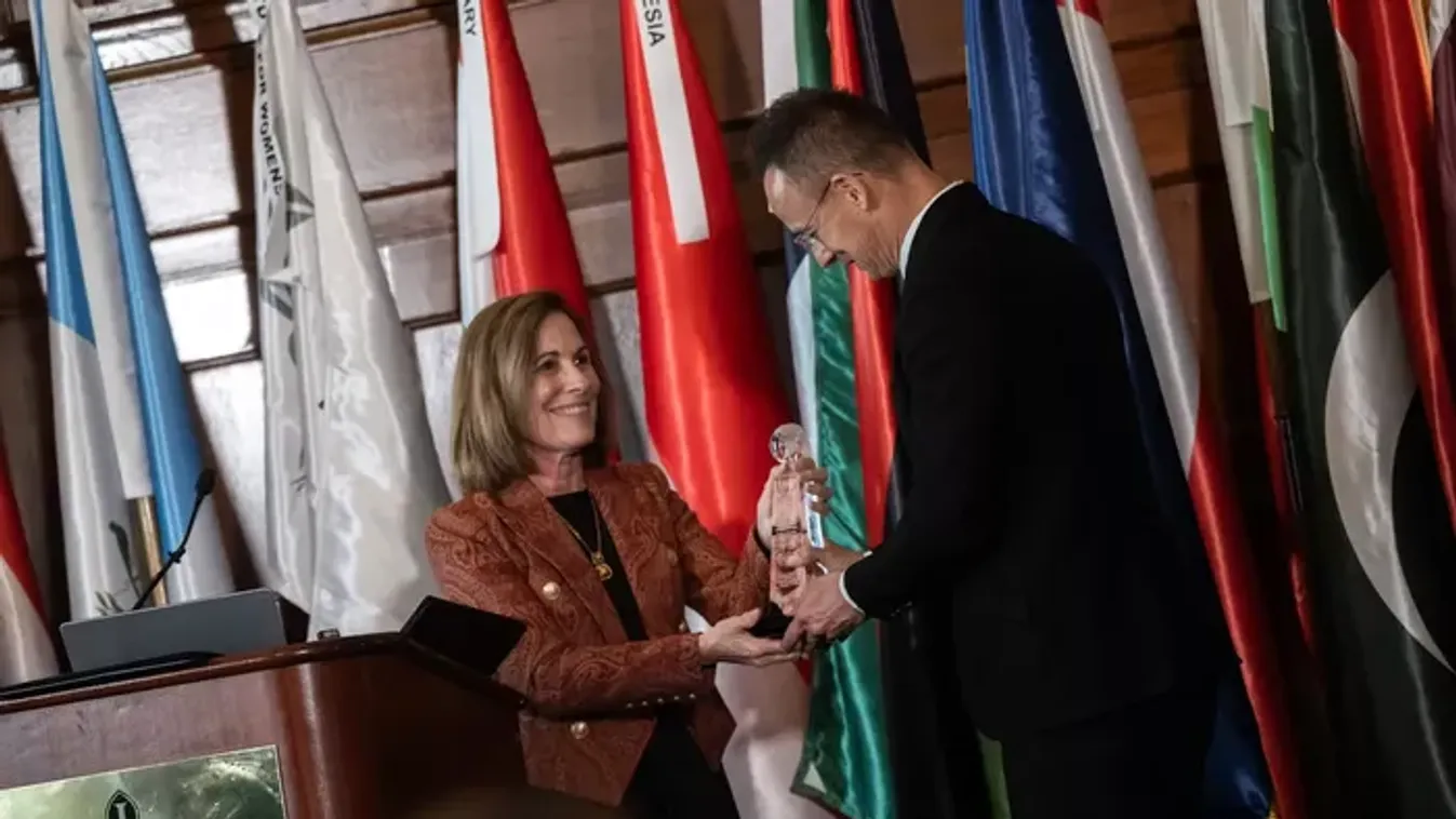 Családvédelmi politika: Becsületdíjat kapott Magyarország