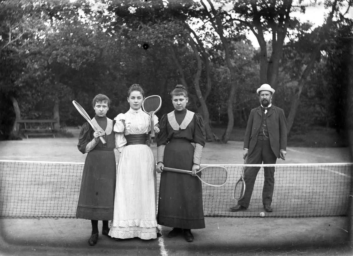 Apa-lánya társaság a teniszpályán