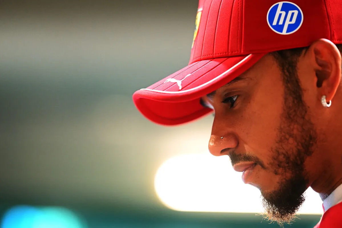 Lewis Hamilton első F1-es futamára készül Roscoe elvesztését követően