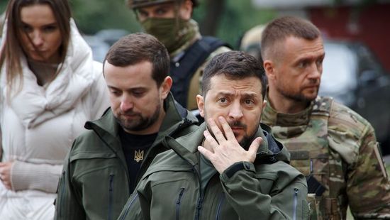 Ukrán férfiak felborítottak és összetörtek egy sorozókat szállító kisbuszt Odesszában