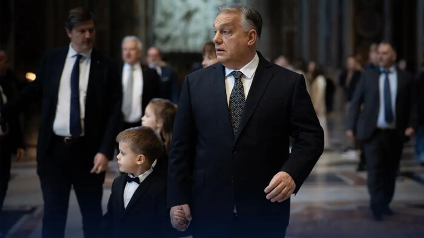 Tündéri fotó: Orbán Viktor az unokájával érkezik a pápához