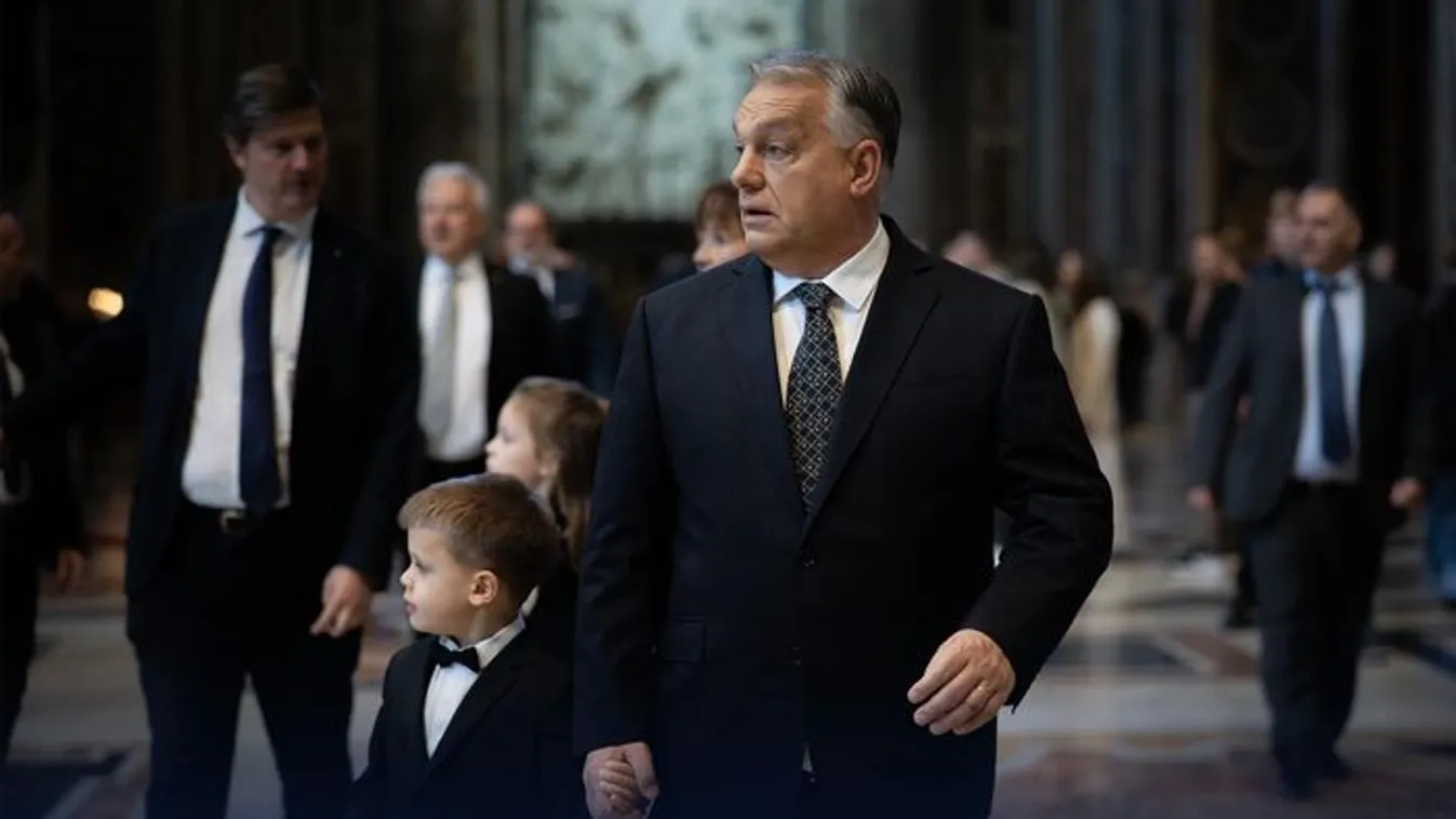 Amikor hazaér, Orbán Viktor ad az anyukájának két puszit