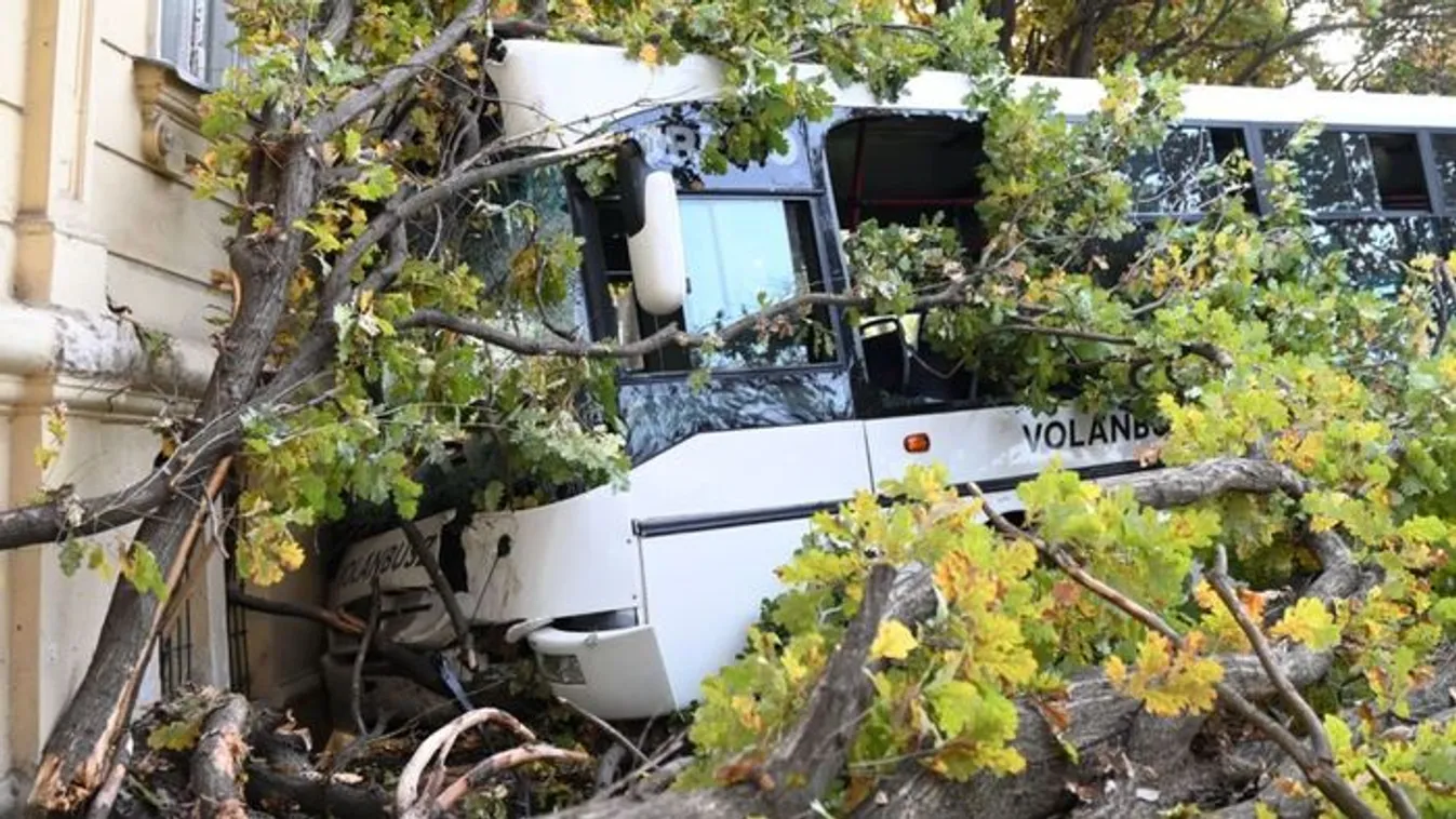 Brutális buszbaleset Szolnokon - Fotó, Videó!