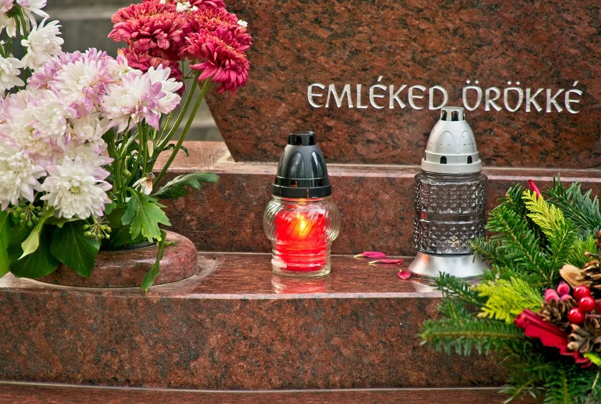 Az elhunyttal való kapcsolatunkat tükrözik a temetői virágok.