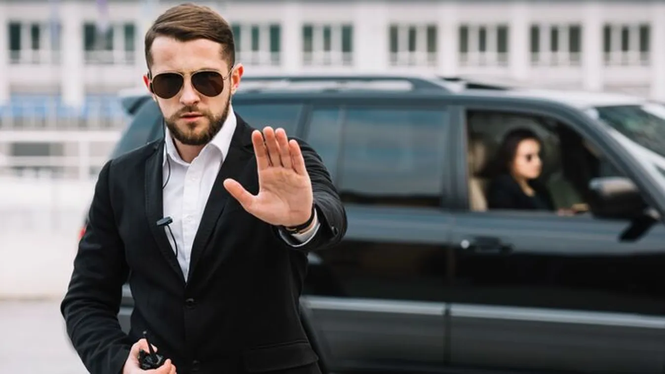 Nem léphet ki az utcára testőrei nélkül a milliomos modell