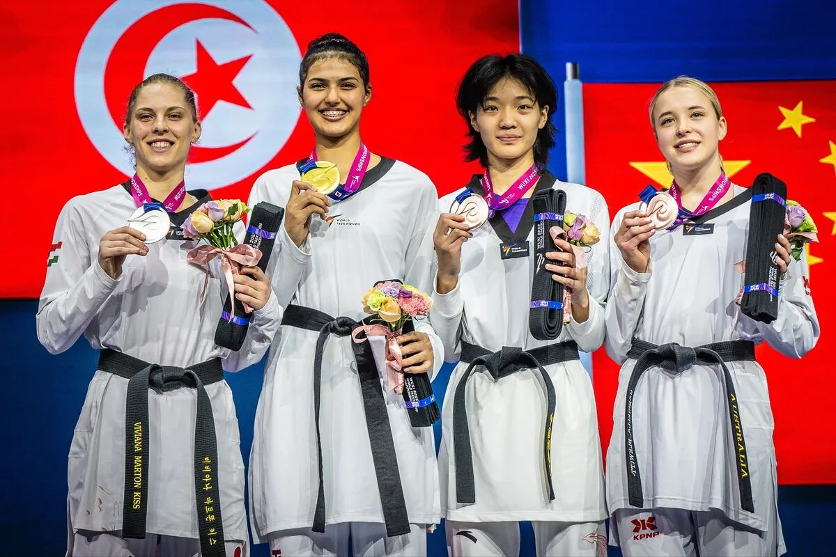 Márton Viviana (balra) ezüstérmes lett