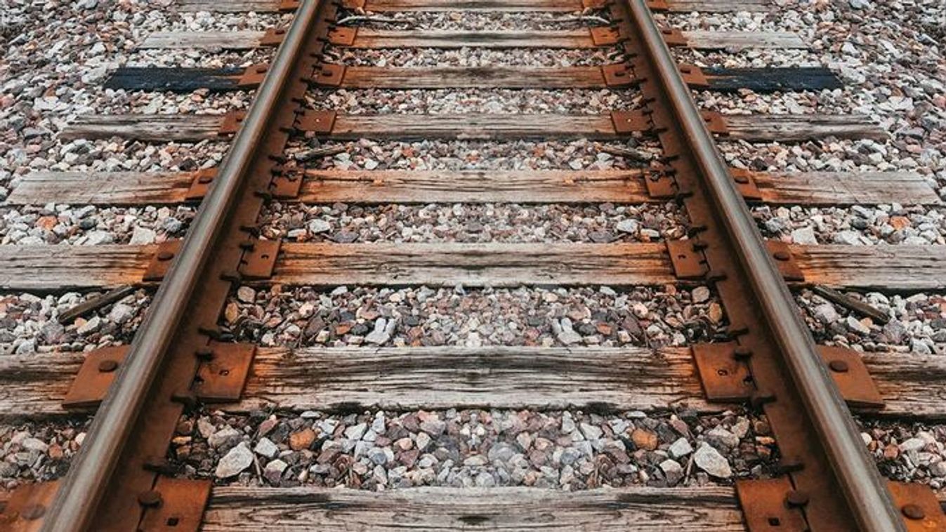 Most érkezett: 102 utassal a fedélzetén balesetezett egy vonat Magyarországon