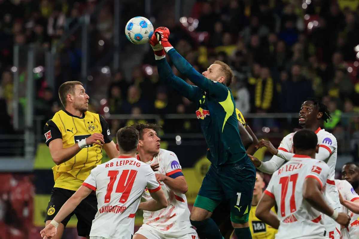 Gulácsi Péternek és Orbán Willinek (középen) garantáltan sok dolguk lesz Dortmundban