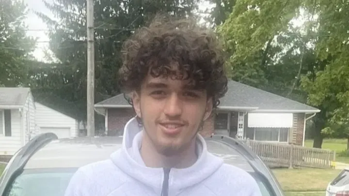 A fegyver egy fiatal kezében volt