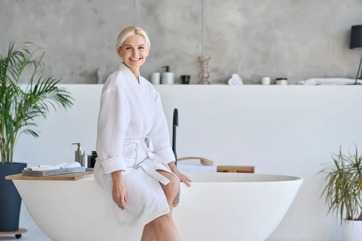 Önts almaecetet a fürdővízhez! Wideshot,Of,Happy,Smiling,Beautiful,Middle,Aged,Woman,In,Bathrobe