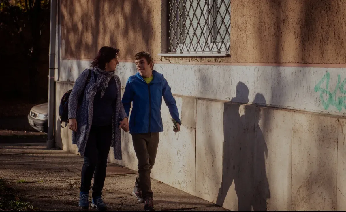 Az Autisták Országos Szövetségének elnöke, Kővár Edit és autizmussal élő fia Marci Fotó: Komka Péter