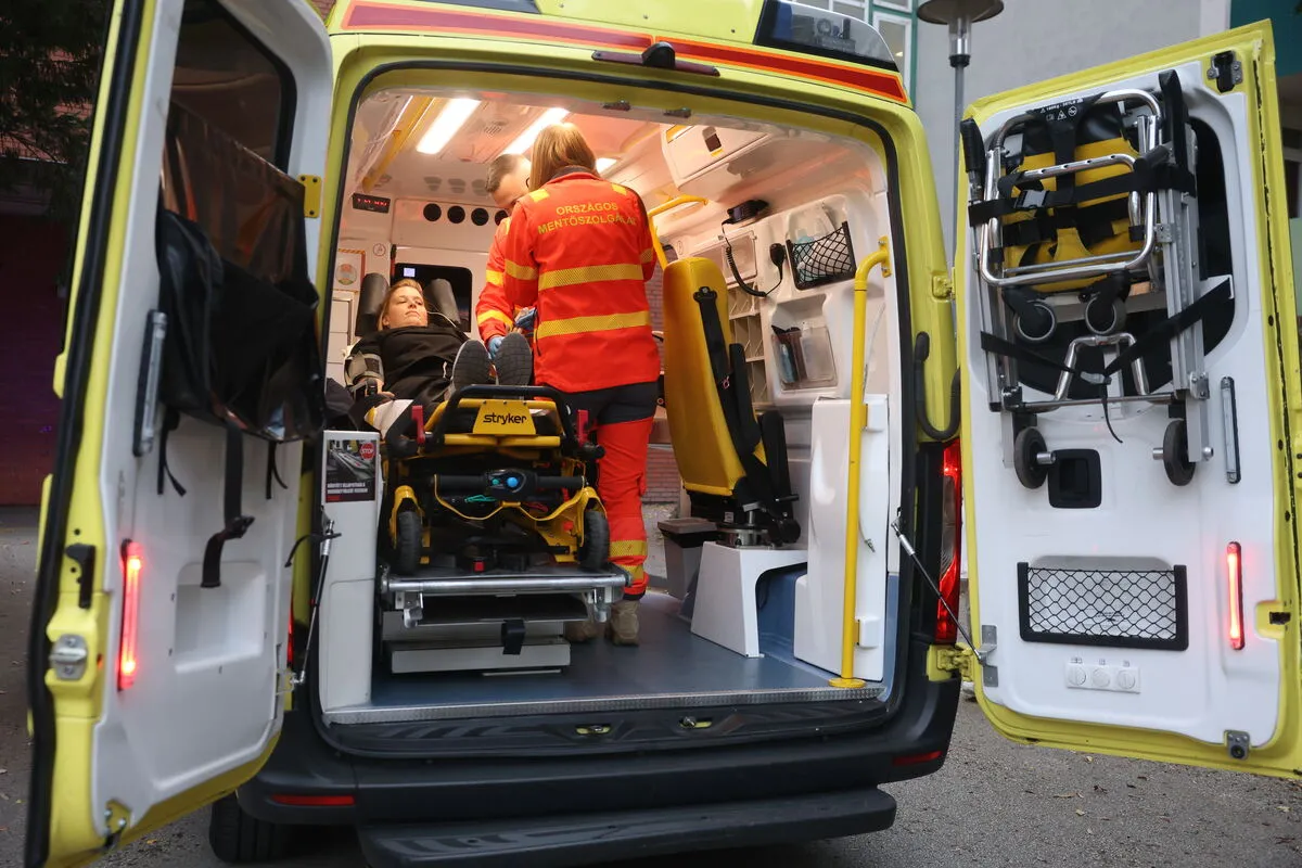 A mentősök a sürgősségi osztályra szállítanak egy beteget, aki sztrók jeleit mutatja