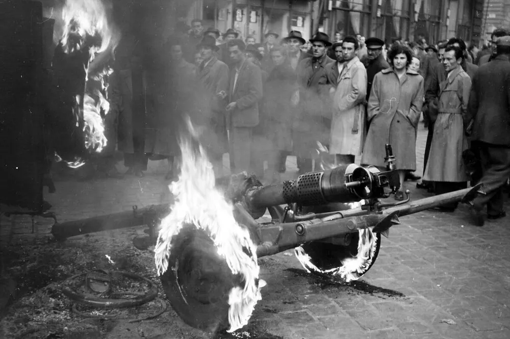 Rákóczi út - Akácfa utca sarok. Felgyújtott szovjet BTR-152 páncélozott lövészszállító jármű és egy aknavető., október 23,