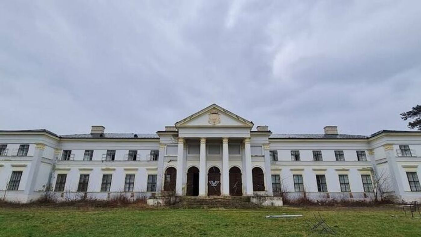 Ilyen van? A kastély komplett tetejét akarták ellopni Seregélyesen - a helyiek is megszólaltak