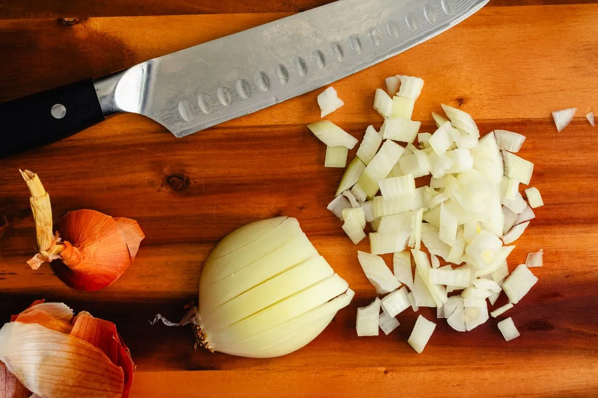 Hagyma Dicing,A,Peeled,Yellow,Onion:,Diced,Onion,On,A,Wooden