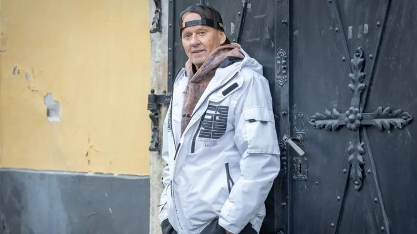 A rendőrök szedték le a színpadról az énekest október 23-án