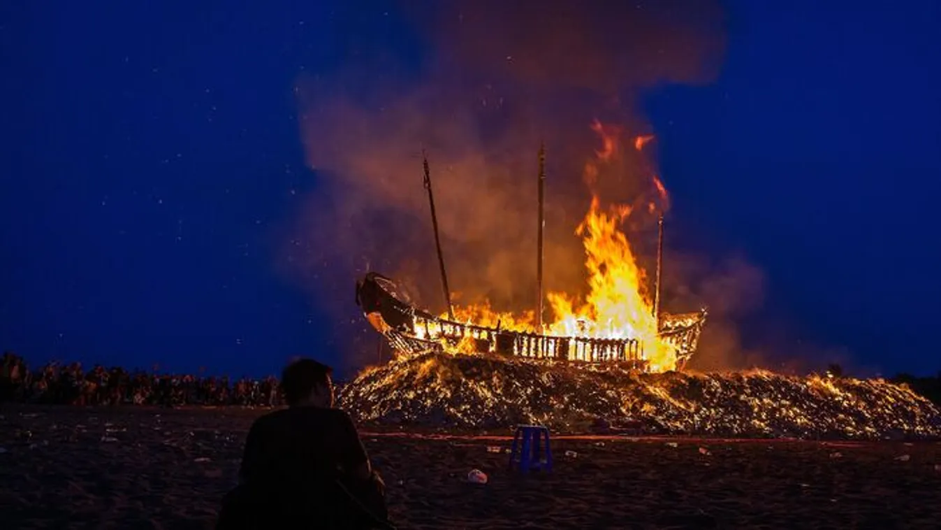 Vigyázat! Lángol és megállíthatatlanul sodródik a hajó
