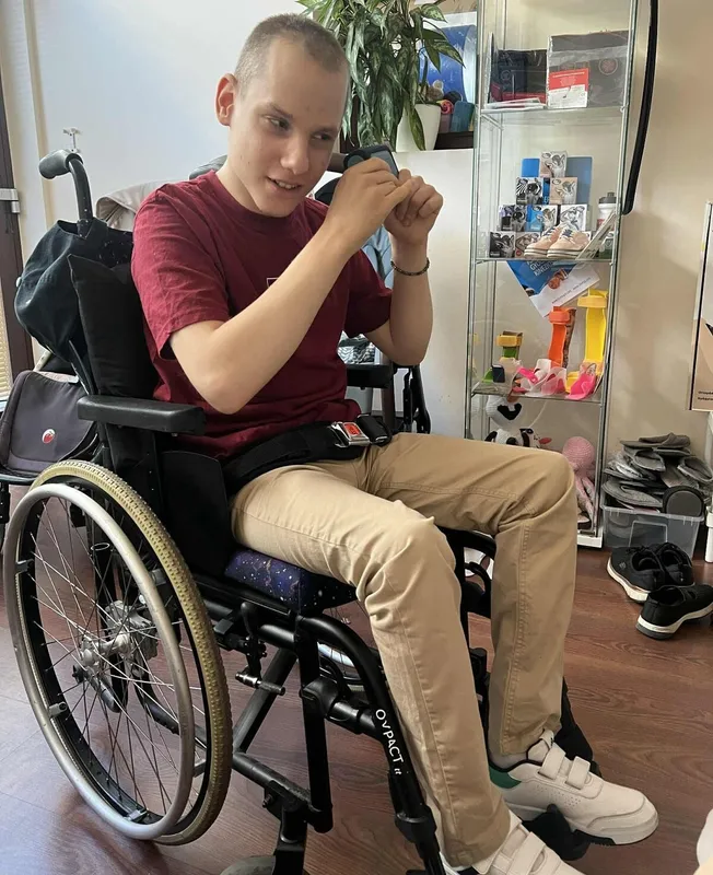 Borsodi Máté egy halmozottan sérült fiú. Hat hetente intenzív terápia alkalmakra jár Budapestre, a cél, hogy lábra tudjon állni.