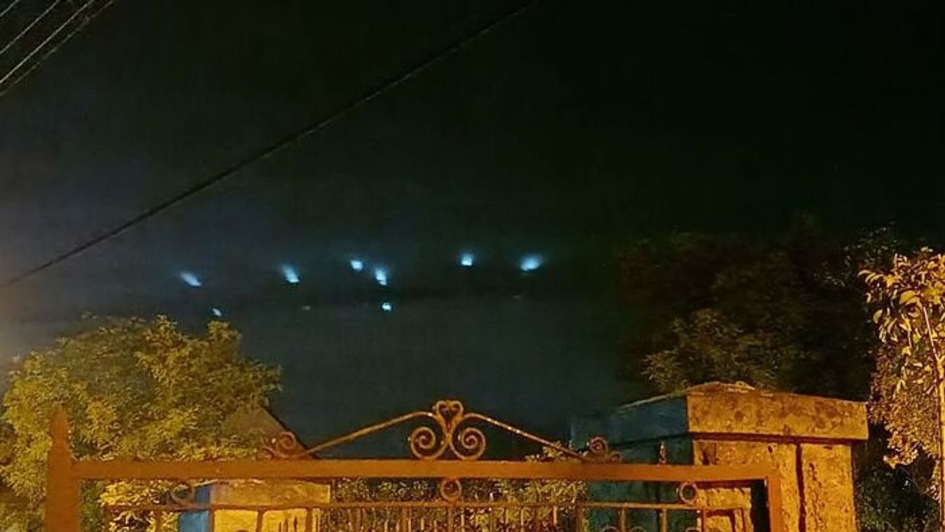 „A földönkívüliek köztünk élnek!” – Ufó táncolt egy vaskapu felett Rakamazon