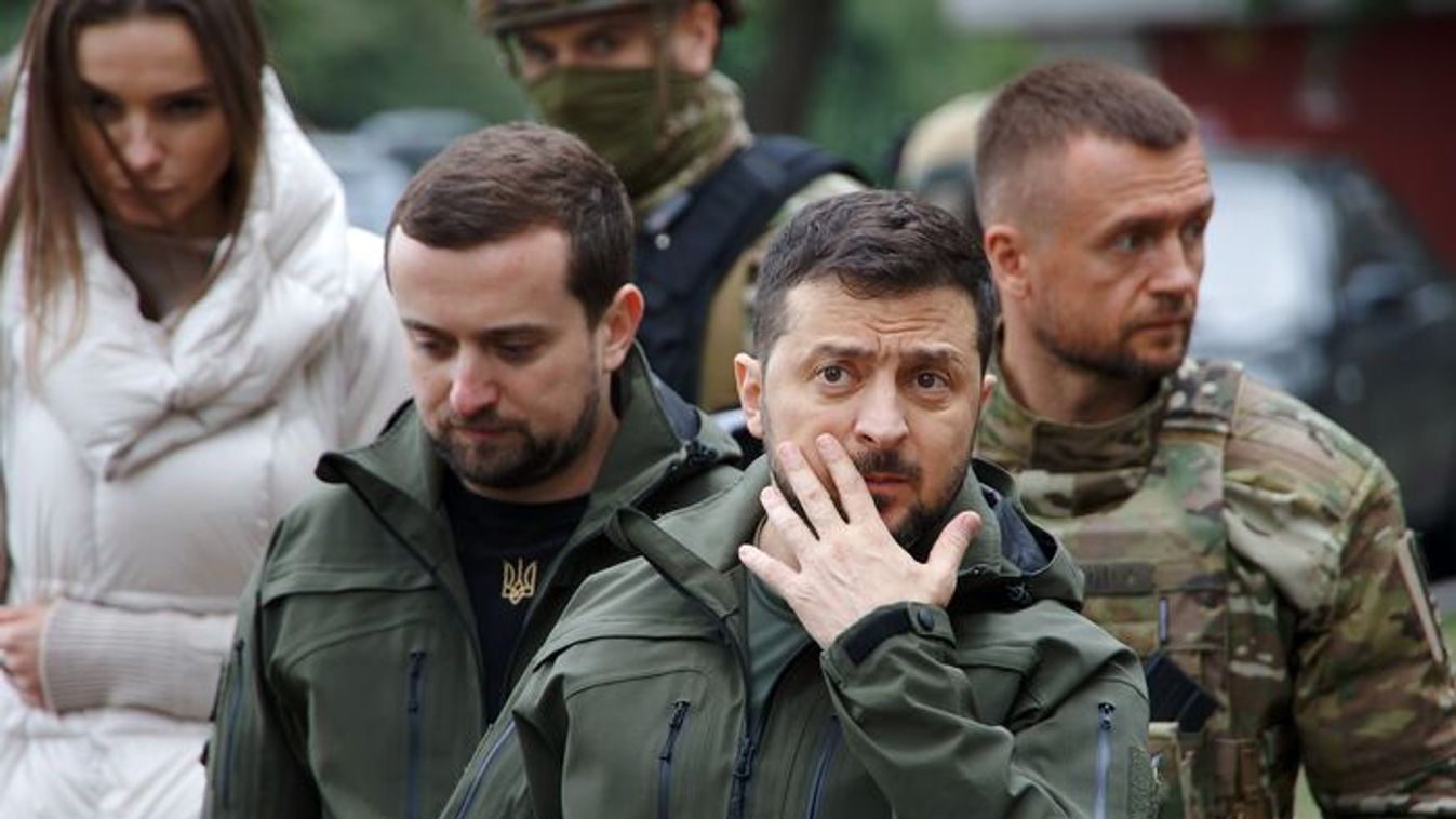 Ukrán férfiak felborítottak és összetörtek egy sorozókat szállító kisbuszt Odesszában