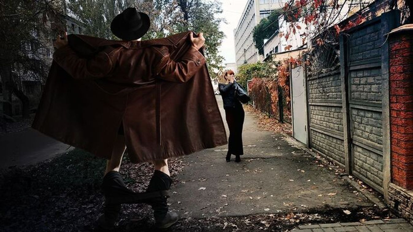 Deréktól lefelé pucér, így sétál az utcán a fagytűrő, lila csepeli szatír