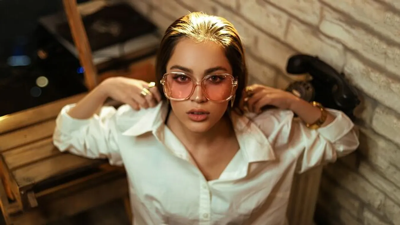 Ér valamit a színes szemüveglencse? Szemorvos árulja el az igazságot