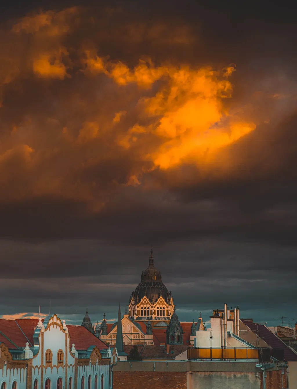 Ragyognak a felhők a zsinagóga felett / 