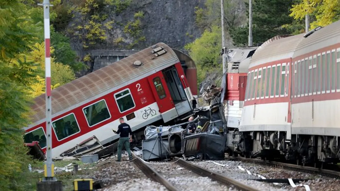 Szlovák vonatbaleset: letartóztatták a mozdonyvezetőt
