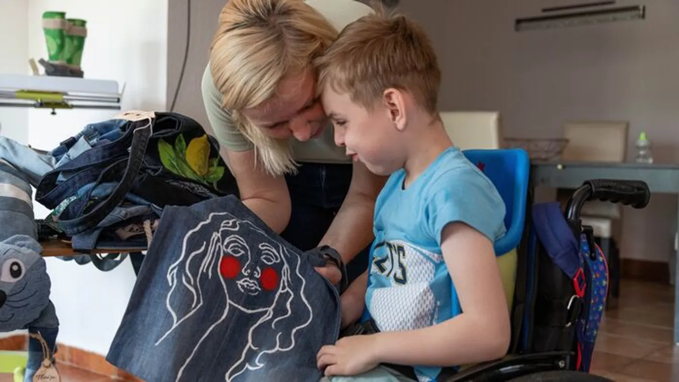 Jótékonysági vásárt tartottak Zsombiért, az esőgyerekért