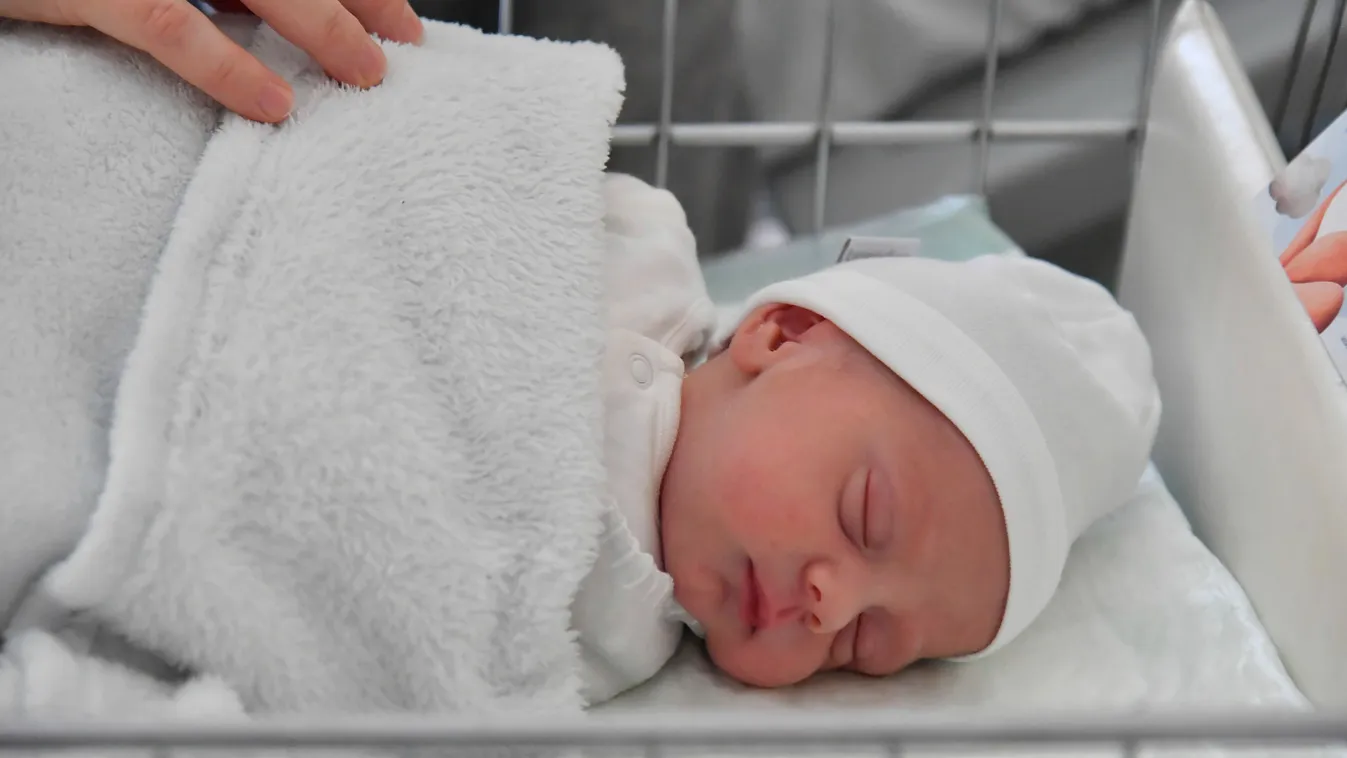 Műanyag babát mutatott be családjának egy "anya"