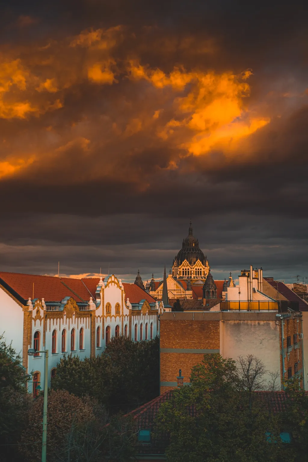 A zsinagóga ablakain beragyog a naplemente fénye /