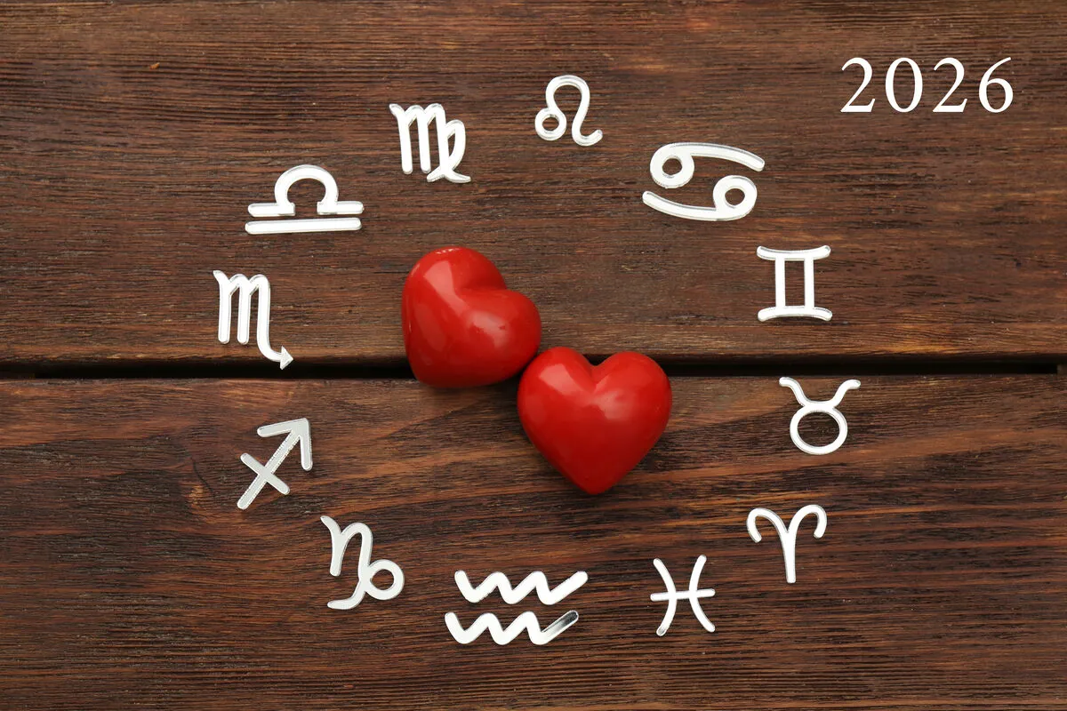 Ármány és szerelem 2026 szerelmi horoszkóp Zodiac,Signs,And,Red,Hearts,On,Wooden,Background,,Flat,Lay