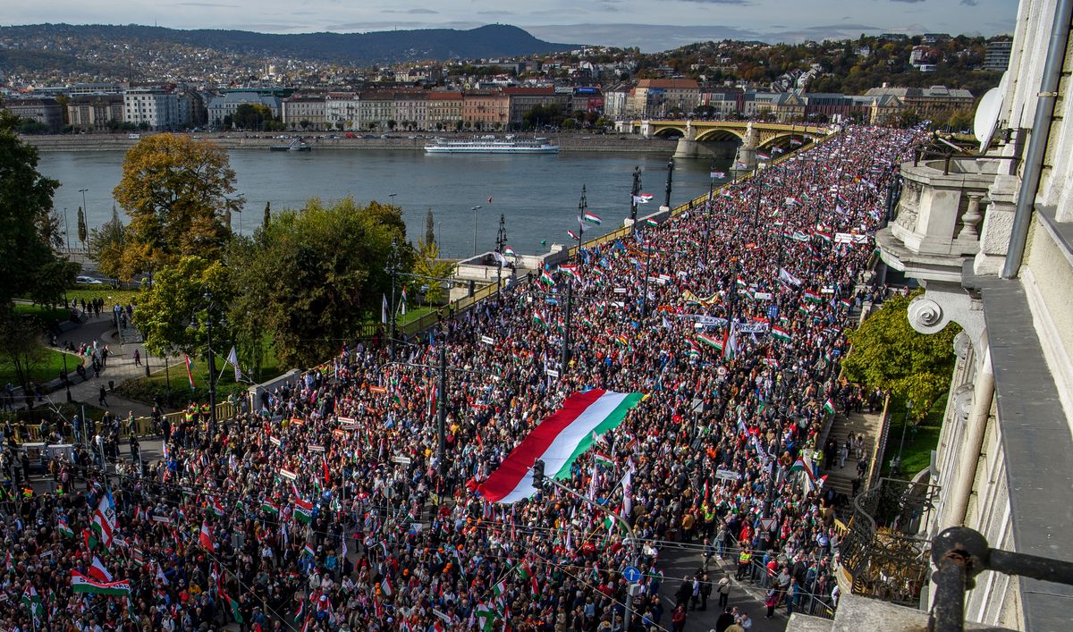Az október 23-i nemzeti ünnep alkalmából tartott Békemenet zárásaként Orbán Viktor mond beszédet