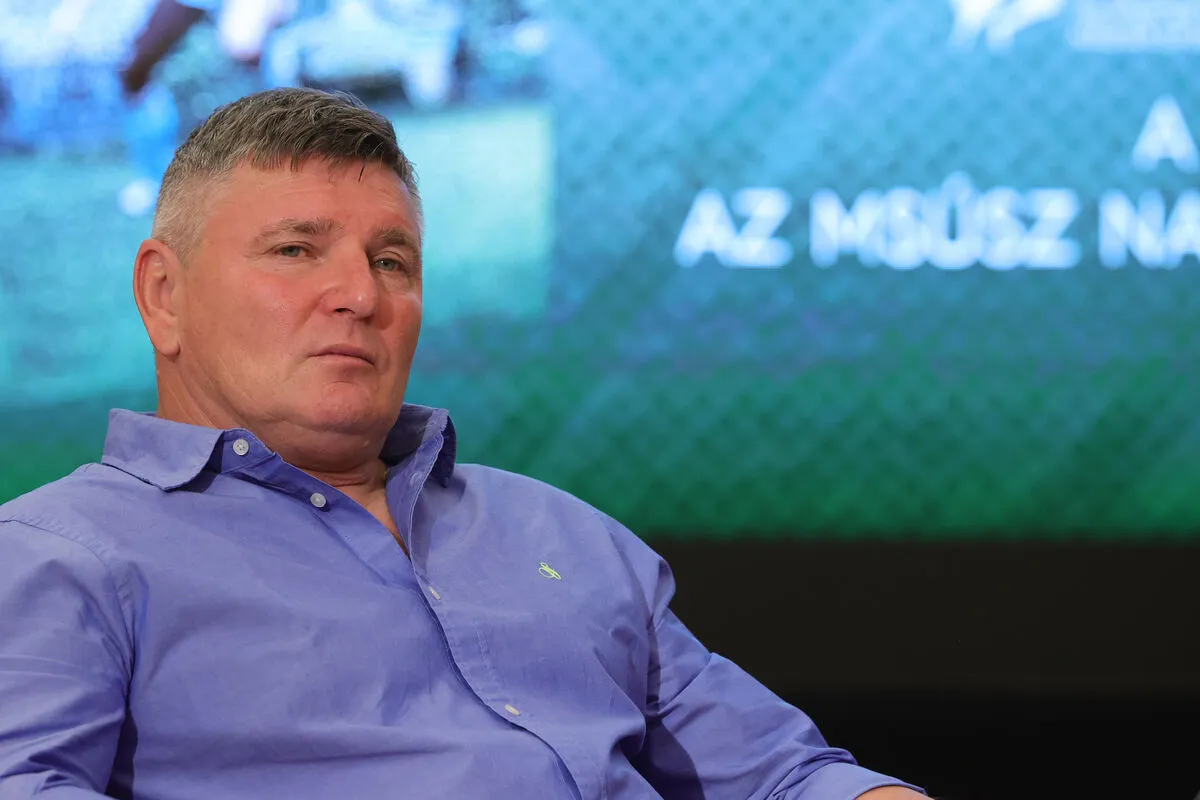 Sallai Sándor érdeklődve várja a DVSC-Honvéd kupameccset