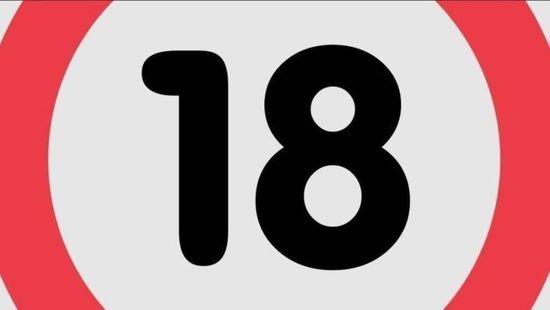 Bevágott a zsinórtanga, a szállodában kapták le a szexi riporterlányt